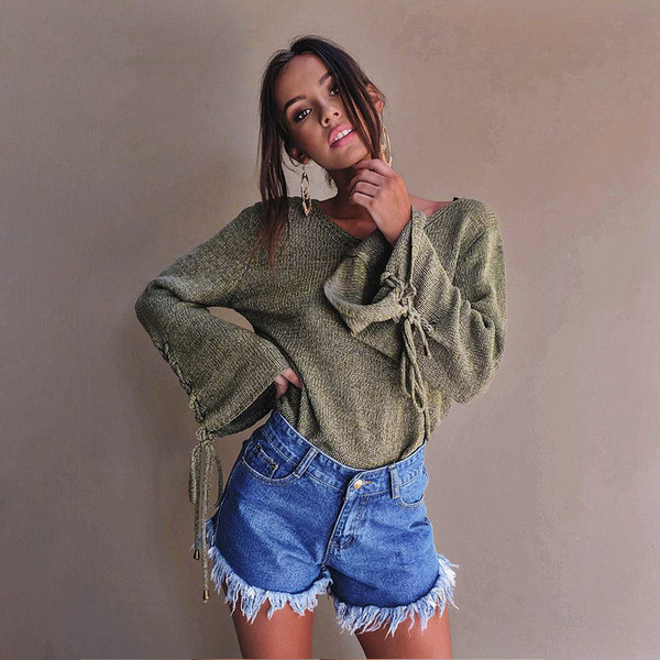 Μοντέρνο, καθημερινό πουλόβερ κυρίες με φαρδιά μανίκια με τρίχρωμους δεσμούς