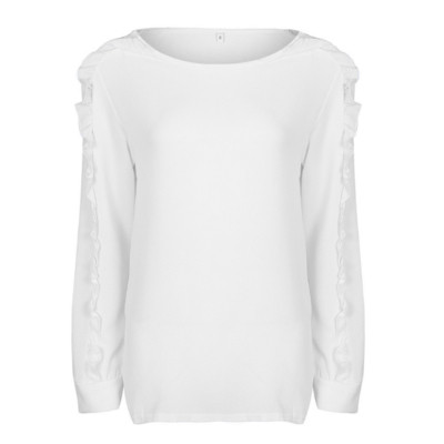 Μοντέρνο πουλόβερ κυρίες με κολάρο σε σχήμα O και ενδιαφέρον μανίκια σε λευκό χρώμα