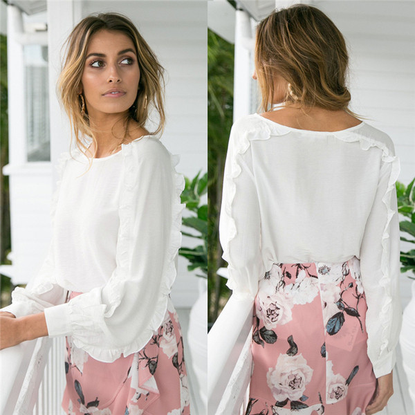 Μοντέρνο πουλόβερ κυρίες με κολάρο σε σχήμα O και ενδιαφέρον μανίκια σε λευκό χρώμα