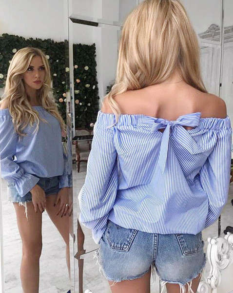 Κομψό και ήπιο πουκάμισο με πεσμένους ώμους σε ευρύ μοτίβο με μπλε κορδέλες