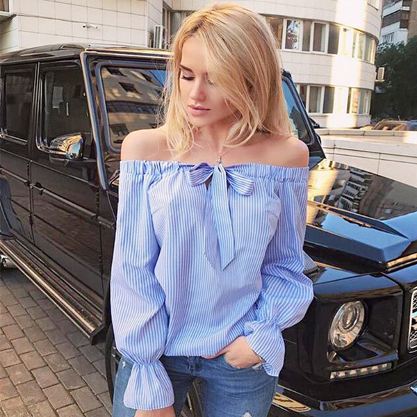 Κομψό και ήπιο πουκάμισο με πεσμένους ώμους σε ευρύ μοτίβο με μπλε κορδέλες