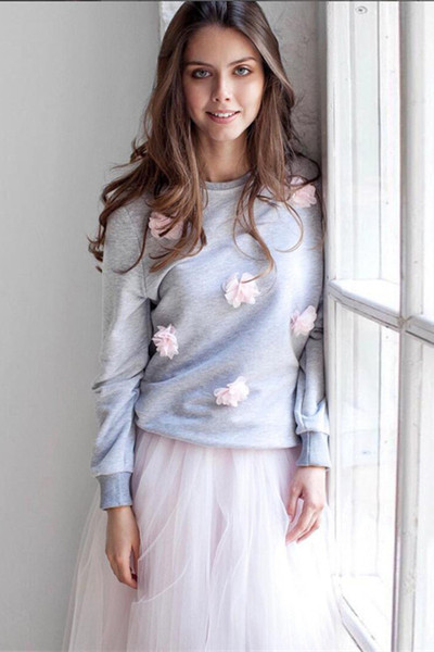 Σπορ-κομψή κυρία μπλούζα με 3D ψευδώνυμα λουλούδια σε γκρι και ροζ χρώμα