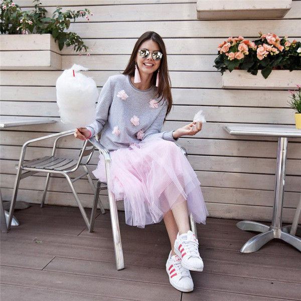 Σπορ-κομψή κυρία μπλούζα με 3D ψευδώνυμα λουλούδια σε γκρι και ροζ χρώμα