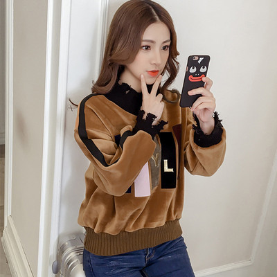 Μαλακή και βελούδινη γυναικεία φούτερ με πολύχρωμο περίγραμμα και επιγραφή σε τρία χρώματα