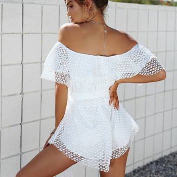 Κομψή γυναικεία φόρμα με ελεύθερα κεκλιμένους ώμους σε λευκό χρώμα