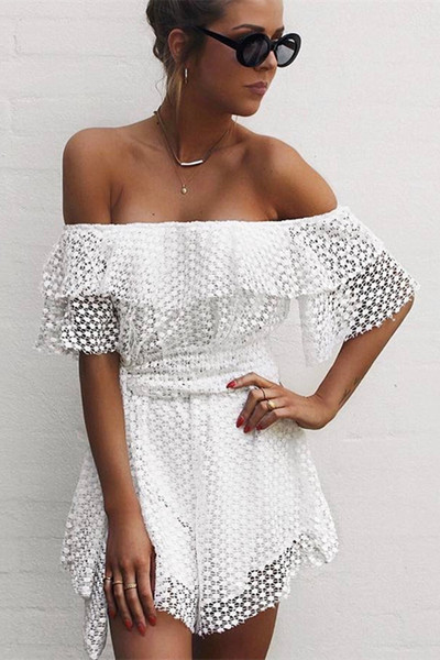 Κομψή γυναικεία φόρμα με ελεύθερα κεκλιμένους ώμους σε λευκό χρώμα