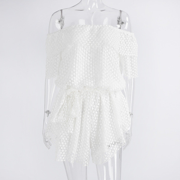 Κομψή γυναικεία φόρμα με ελεύθερα κεκλιμένους ώμους σε λευκό χρώμα