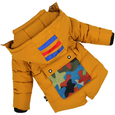Дебело зимно детско яке за момчета с качулка и цветен джоб на гърба в четири цвята