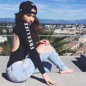 Αθλητικό γυναικείο σώμα με γυμνό πίσω και μανίκια