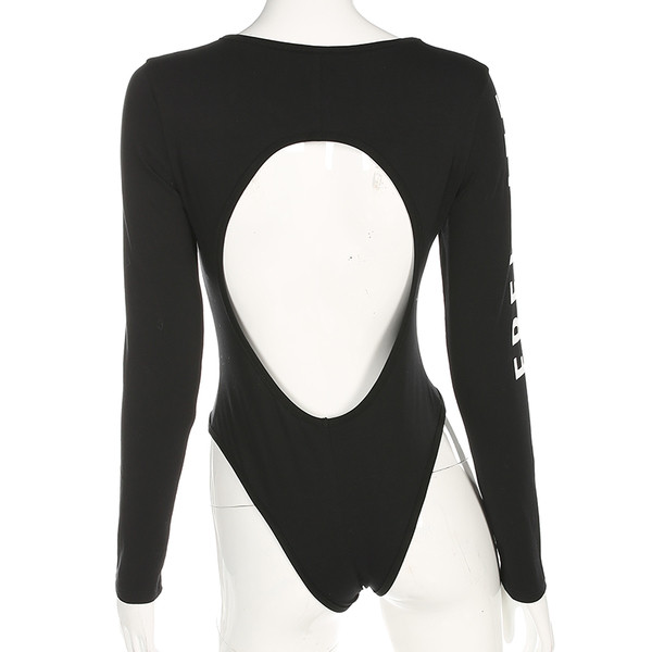 Αθλητικό γυναικείο σώμα με γυμνό πίσω και μανίκια