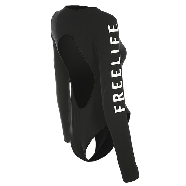 Αθλητικό γυναικείο σώμα με γυμνό πίσω και μανίκια