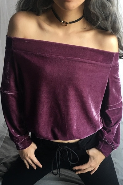 Βελούδινη βελούδο κυρία σε ευρύ μοτίβο με πεσμένους ώμους