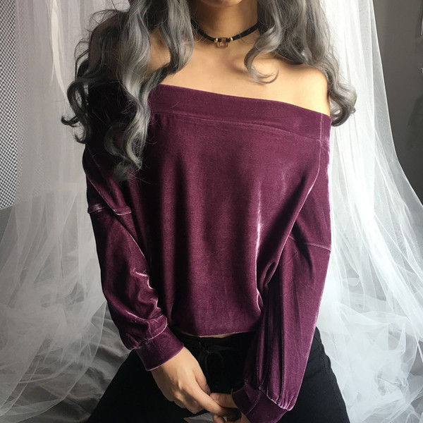 Βελούδινη βελούδο κυρία σε ευρύ μοτίβο με πεσμένους ώμους