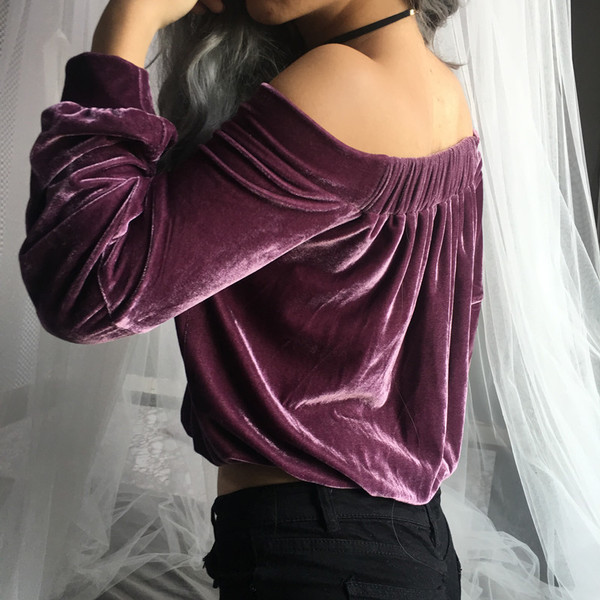 Βελούδινη βελούδο κυρία σε ευρύ μοτίβο με πεσμένους ώμους