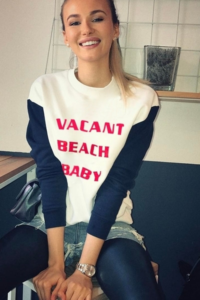 Есенно-зимна дамска блуза с цветни ръкави и надпис с О-образно деколте