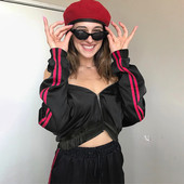 Скъсен спортен дамски суичър в черен цвят