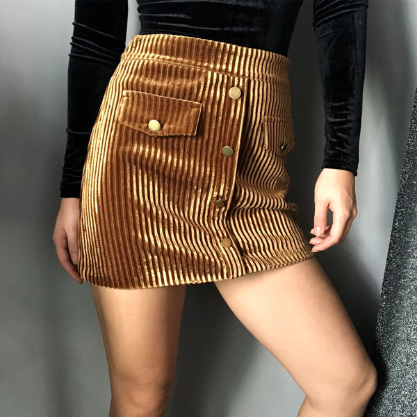 Елегантна дамска пола с висока талия и копчета