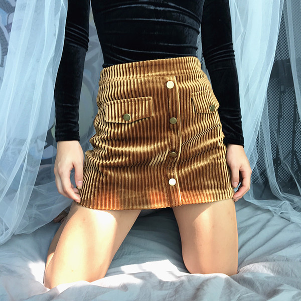 Елегантна дамска пола с висока талия и копчета