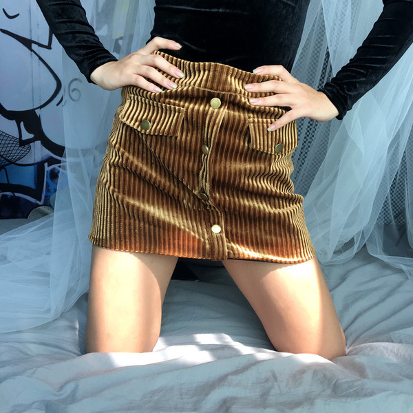 Елегантна дамска пола с висока талия и копчета