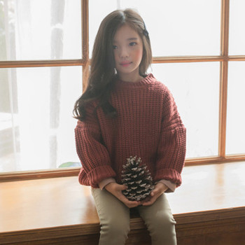 Зимен дебел детски пуловер за момичета с О-обазна яка в широк модел 