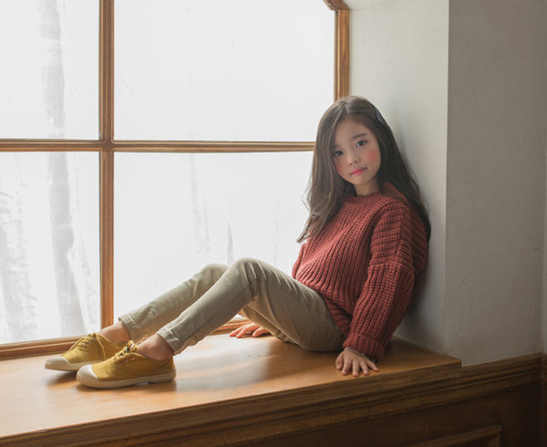 Χειμώνας παχύ πουλόβερ μωρών για κορίτσια με λοξότατο κολάρο σε ευρύ μοτίβο