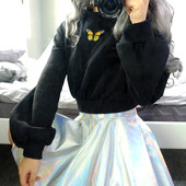 Κομψή κοντή μπλούζα με φαρδιά μανίκια και εφαρμογές