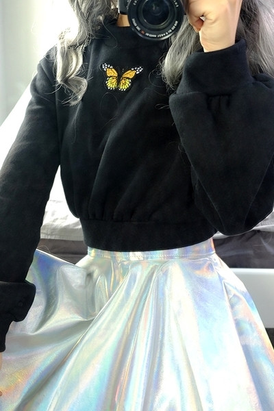 Κομψή κοντή μπλούζα με φαρδιά μανίκια και εφαρμογές