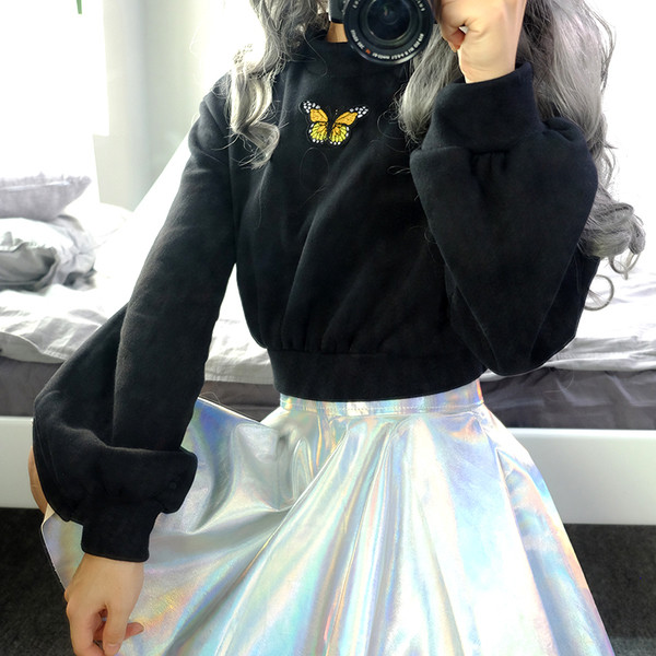 Κομψή κοντή μπλούζα με φαρδιά μανίκια και εφαρμογές