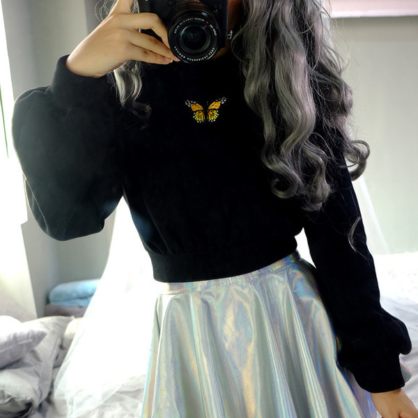 Κομψή κοντή μπλούζα με φαρδιά μανίκια και εφαρμογές