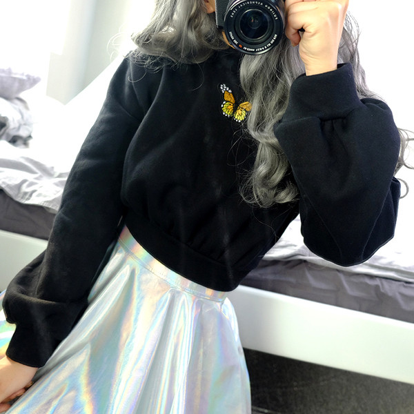 Κομψή κοντή μπλούζα με φαρδιά μανίκια και εφαρμογές