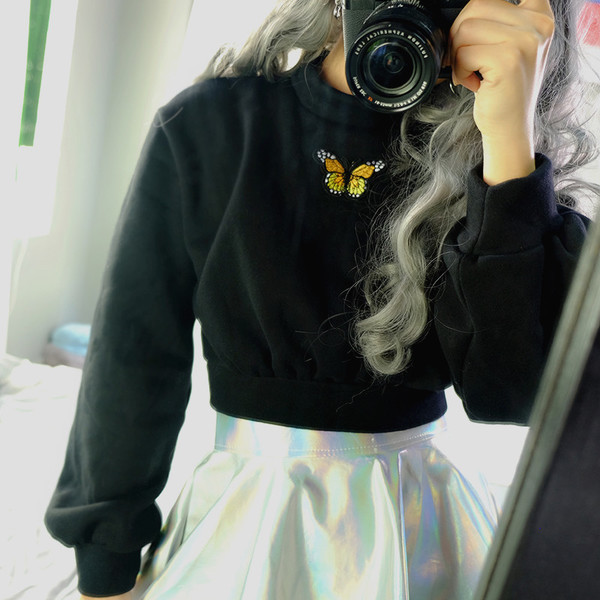 Κομψή κοντή μπλούζα με φαρδιά μανίκια και εφαρμογές