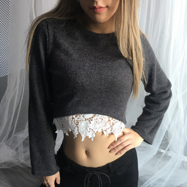 Σύντομο πουλόβερ κυρίες με λαιμόκοψη και δαντέλα