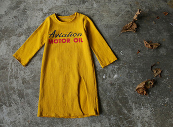 Αθλητικό κομψό πουκάμισο για κορίτσια με κίτρινη και κόκκινη επιγραφή και σχισμή