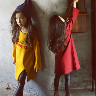 Спортно-елегантна детска туника за момичета с надпис и цепка в жълт и червен цвят