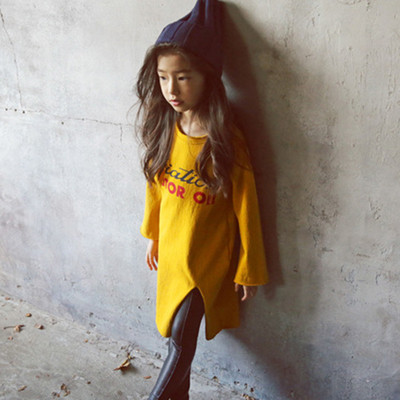 Спортно-елегантна детска туника за момичета с надпис и цепка в жълт и червен цвят