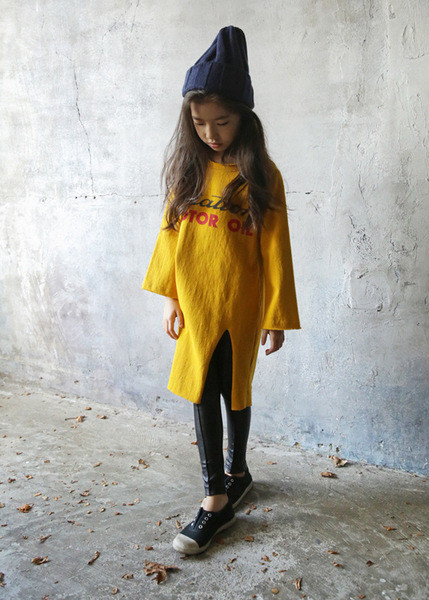 Спортно-елегантна детска туника за момичета с надпис и цепка в жълт и червен цвят