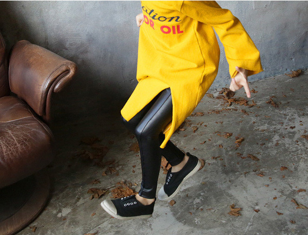 Спортно-елегантна детска туника за момичета с надпис и цепка в жълт и червен цвят