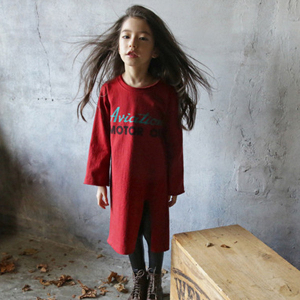 Спортно-елегантна детска туника за момичета с надпис и цепка в жълт и червен цвят