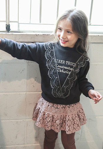 Детска блуза за момичета с О-образна яка с бродерия и надпис в черен и бял цвят 