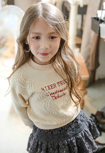 Детска блуза за момичета с О-образна яка с бродерия и надпис в черен и бял цвят 