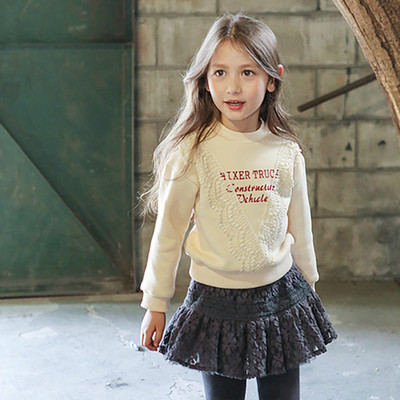 Παιδική μπλούζα για κορίτσια με κολάρο σε σχήμα O με κεντήματα και επιγραφή σε μαύρο και άσπρο