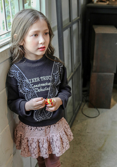 Παιδική μπλούζα για κορίτσια με κολάρο σε σχήμα O με κεντήματα και επιγραφή σε μαύρο και άσπρο