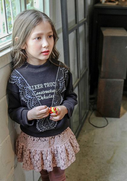 Παιδική μπλούζα για κορίτσια με κολάρο σε σχήμα O με κεντήματα και επιγραφή σε μαύρο και άσπρο