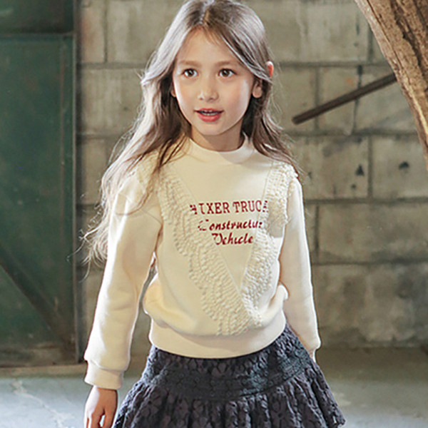 Παιδική μπλούζα για κορίτσια με κολάρο σε σχήμα O με κεντήματα και επιγραφή σε μαύρο και άσπρο