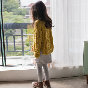 Φανταχτερό πουλόβερ μωρών χειμώνα για τα κορίτσια με ένα χοντρό δεμένο σε κίτρινο χρώμα