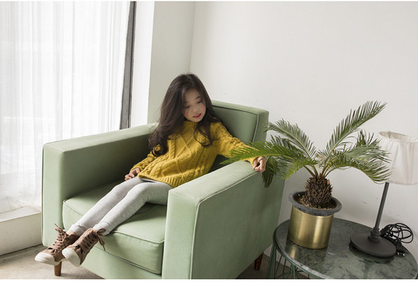 Дебел зимен детски пуловер за момичета с дебела плетка в жълт цвят