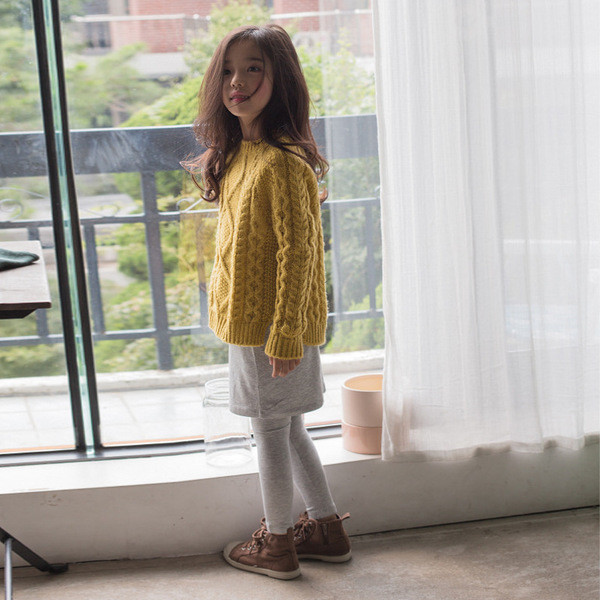 Дебел зимен детски пуловер за момичета с дебела плетка в жълт цвят