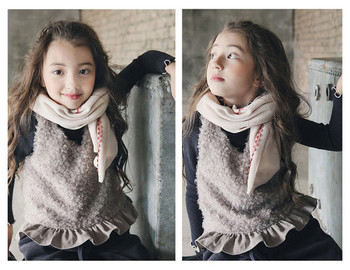 Есенно-зимен детски шал за момичета с принт и пухени топчета в два цвята
