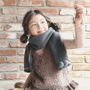 Есенно-зимен детски шал за момичета с принт и пухени топчета в два цвята