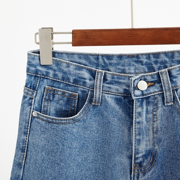 Актуални дамски дънки в широк модел с висока талия